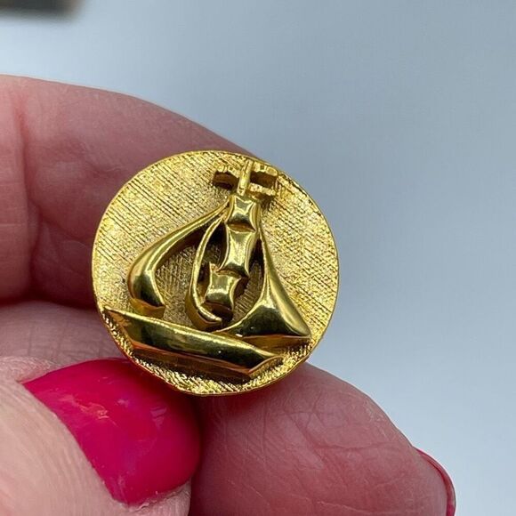 Vintage sailboat tie tac stamped SMP - Picture 2 of 5